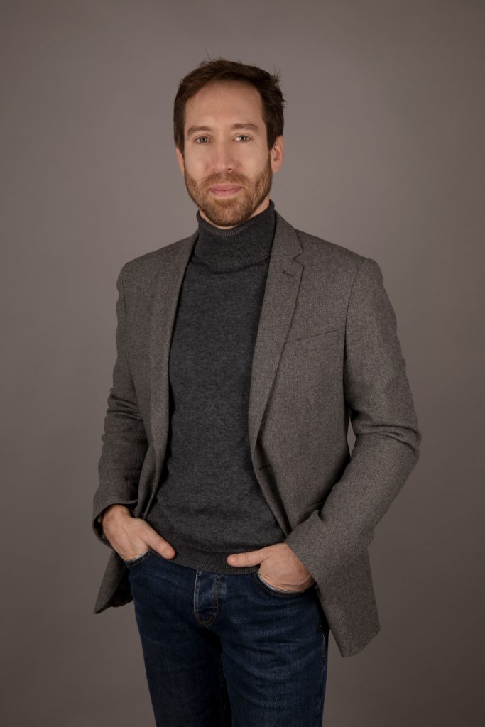 Photographe-portrait-homme-exterieur-Paris-photo-portraitiste-corporate