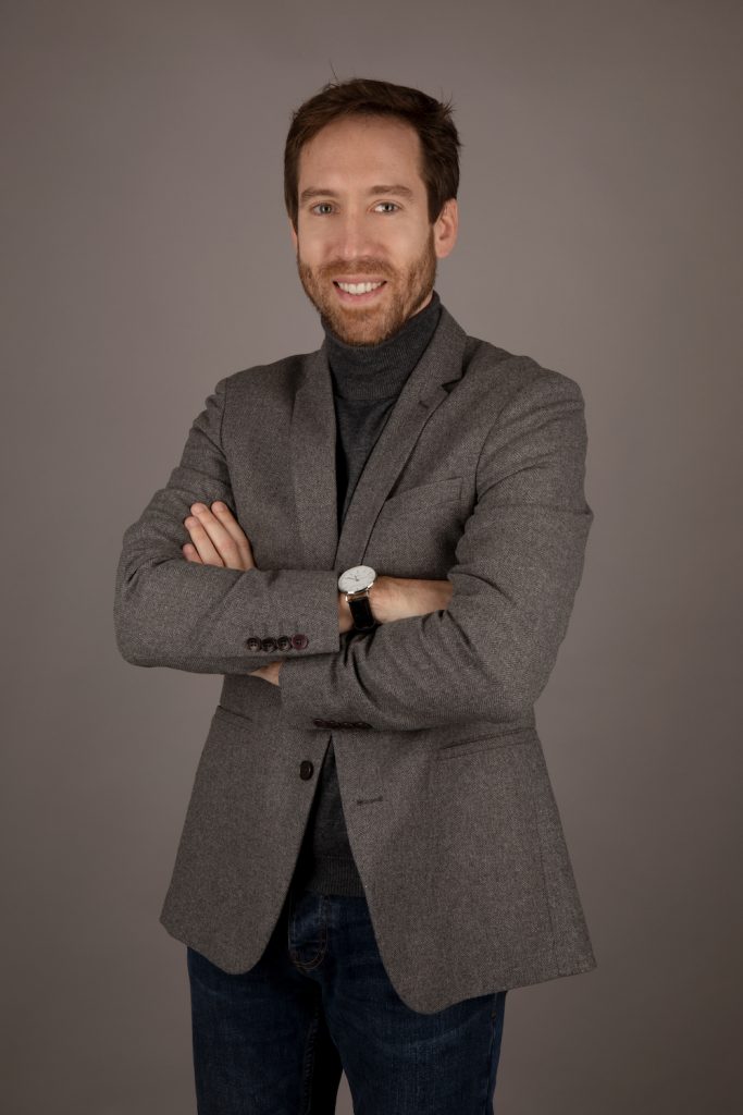 Photographe-portrait-homme-exterieur-Paris-photo-portraitiste-corporate