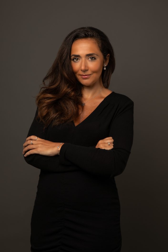 Photographe-portrait-studio-Paris-shooting-séance-photo-corporate-linkedin-professionnel-avocate-femme-robe-noire-
