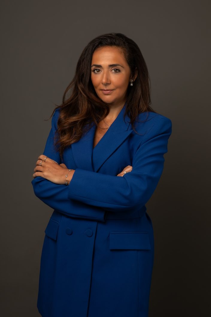 Photographe-portrait-studio-Paris-shooting-séance-photo-corporate-linkedin-professionnel-avocate-femme-robe-noire-