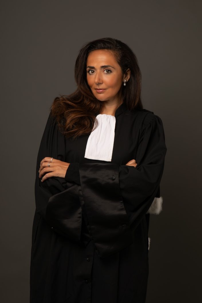 Photographe-portrait-studio-Paris-shooting-séance-photo-corporate-linkedin-professionnel-avocate-femme-robe-noire-