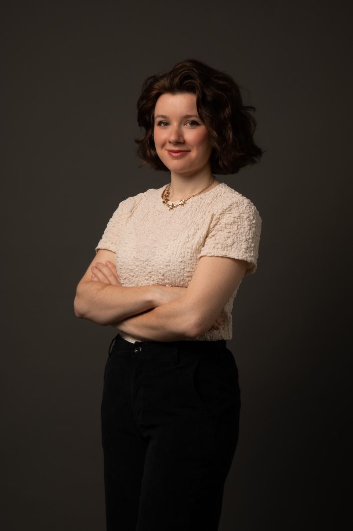 Photographe-portrait-studio-Paris-shooting-séance-photo-corporate-linkedin-professionnel-femme-assise-tabouret-FQ3A5078 copie