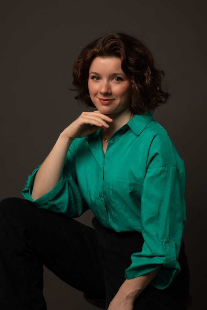Photographe-portrait-studio-Paris-shooting-séance-photo-corporate-linkedin-professionnel-femme-assise-tabouret-FQ3A5078 copie