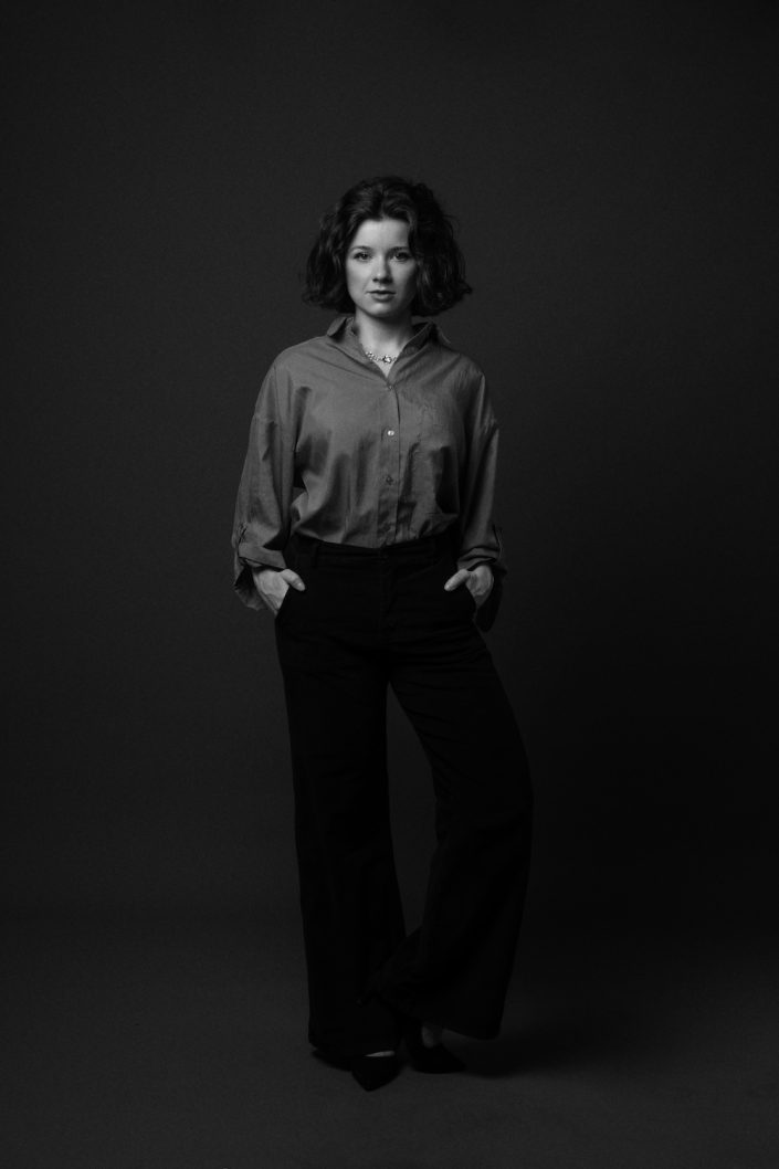 Photographe-portrait-studio-Paris-shooting-séance-photo-corporate-linkedin-professionnel-femme-assise-tabouret-FQ3A5078 copie